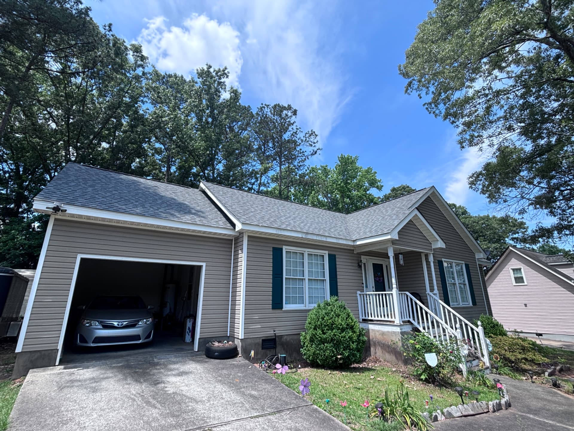 Tan cottage with a new weathered wood architectural shingle roof installed by Coster Roofing Co near Ninety Six SC